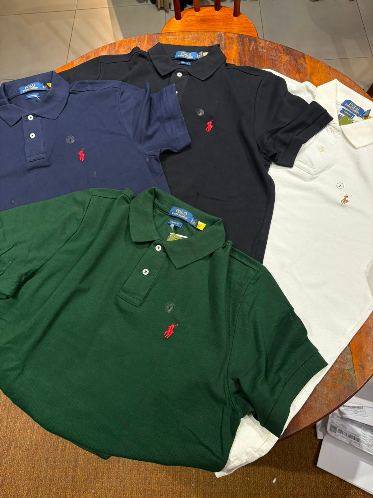 Polos Ralph Lauren em azul marinho, preto, branco e verde