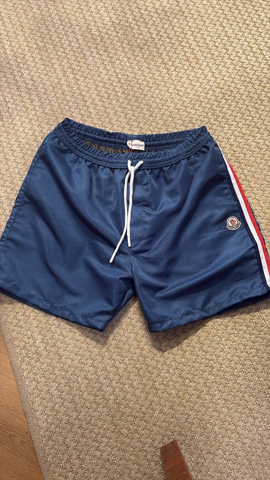 Shorts Moncler azul com faixa lateral tricolor