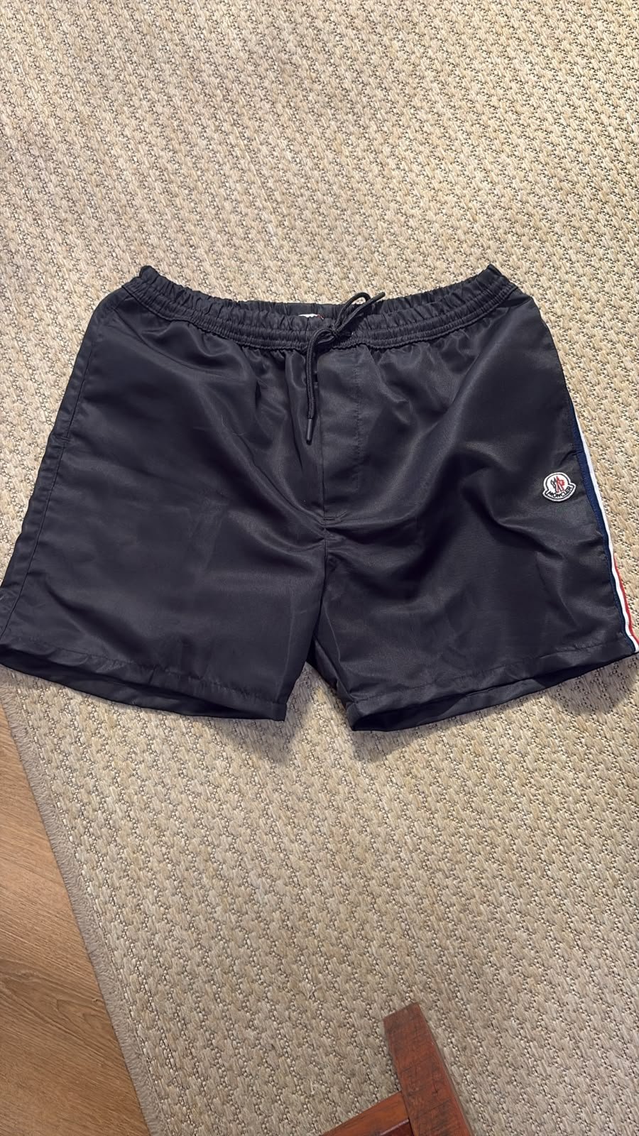Shorts Moncler preto com faixa lateral tricolor