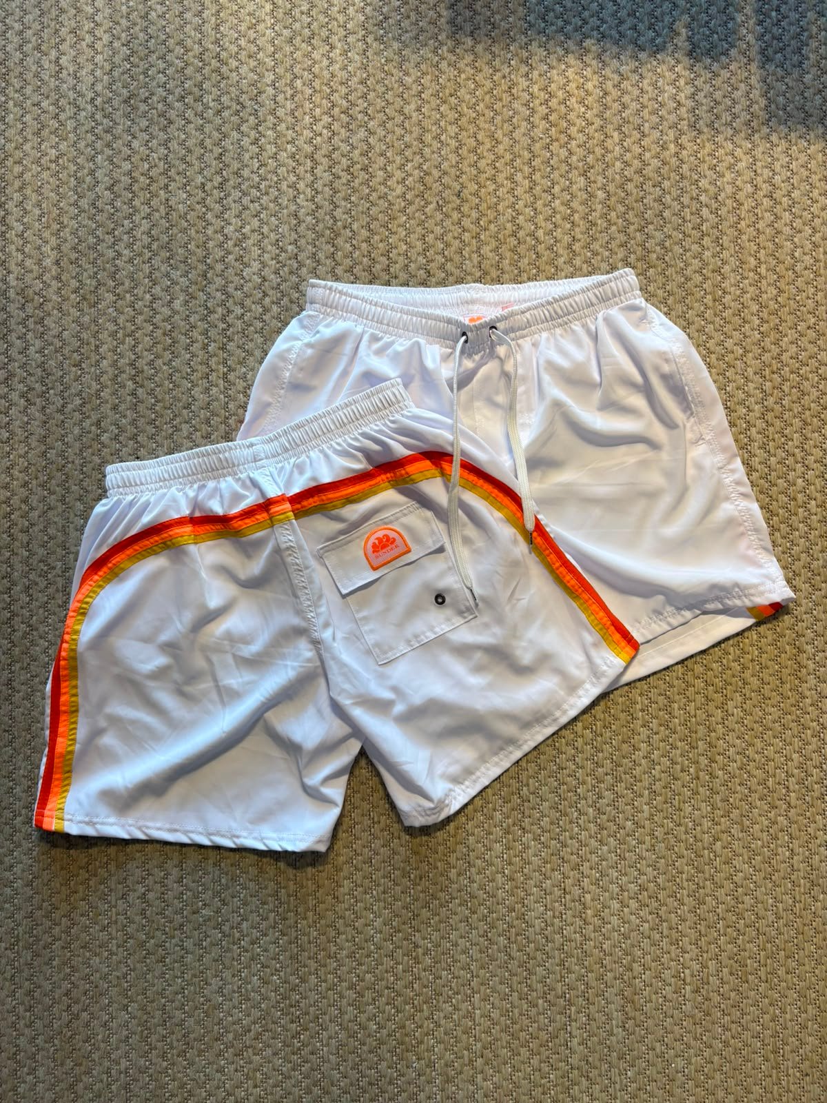 Shorts Sundek branco com listras coloridas