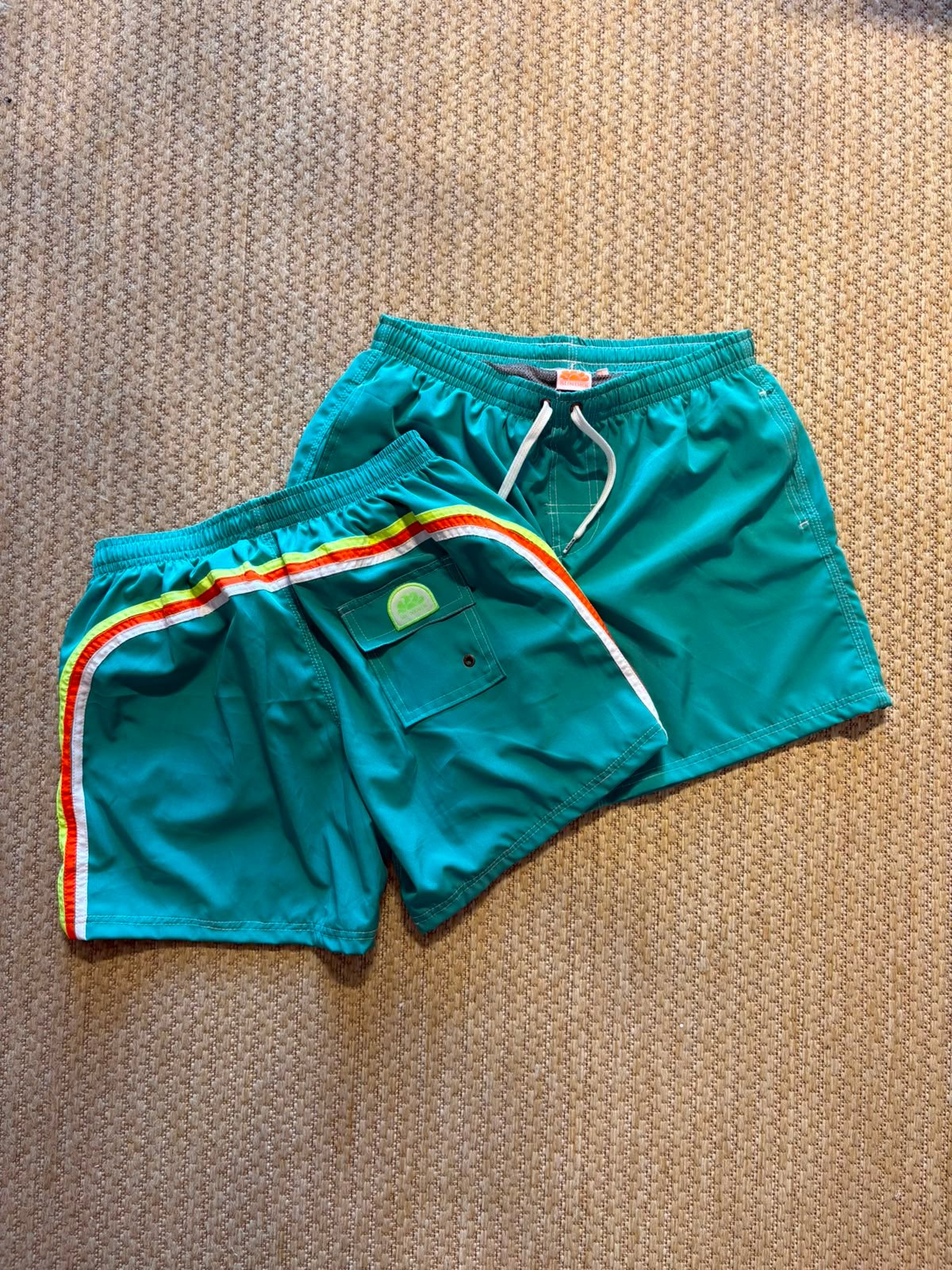 Shorts Sundek verde água com listras coloridas
