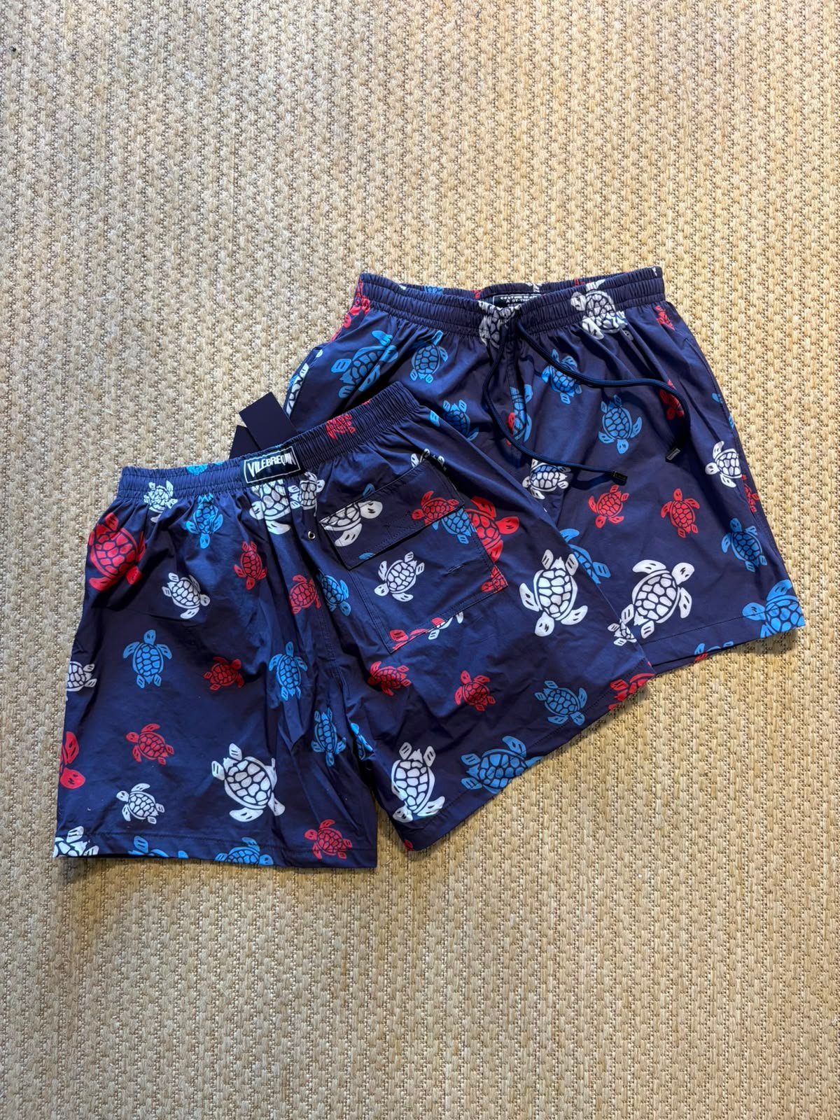 Shorts Vilebrequin marinho estampa de tartarugas vermelhas e azuis